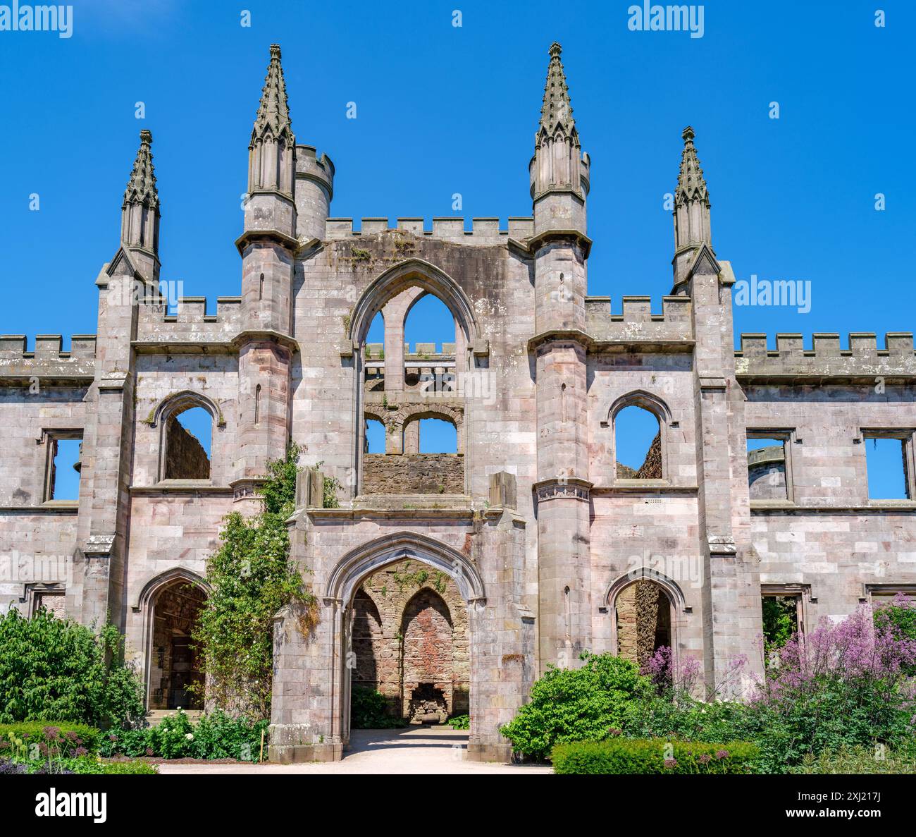 Lowther Castle and Gardens castello fantasy del XIX secolo in rovina ma parzialmente restaurato sul bordo nord-est del Lake District Cumbria UK Foto Stock