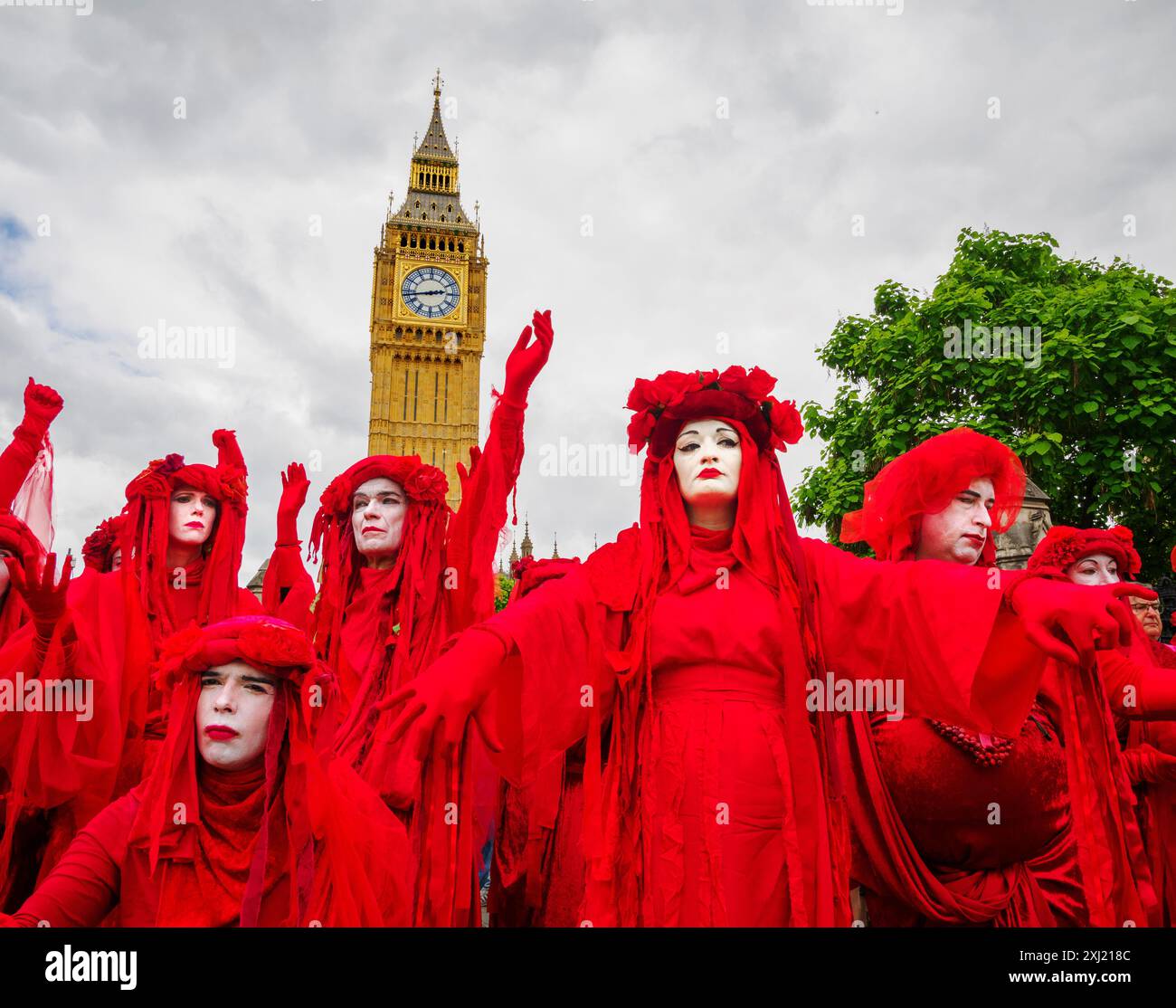 La Brigata dei Red Rebels della ribellione per l'estinzione a Londra durante la protesta di Restore Nature Now nel giugno 2024 Foto Stock