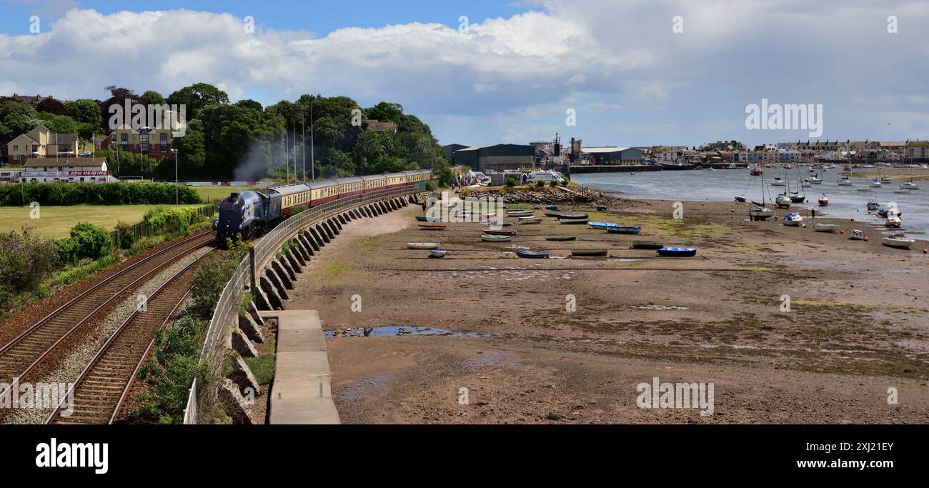 LNER Classe A4 Pacific No 60007 Sir Nigel Gresley passando l'estuario del Teign con la bassa marea con l'English Riviera Express, 6 luglio 2024. Foto Stock