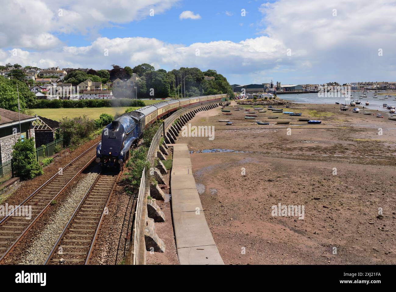 LNER Classe A4 Pacific No 60007 Sir Nigel Gresley passando l'estuario del Teign con la bassa marea con l'English Riviera Express, 6 luglio 2024. Foto Stock