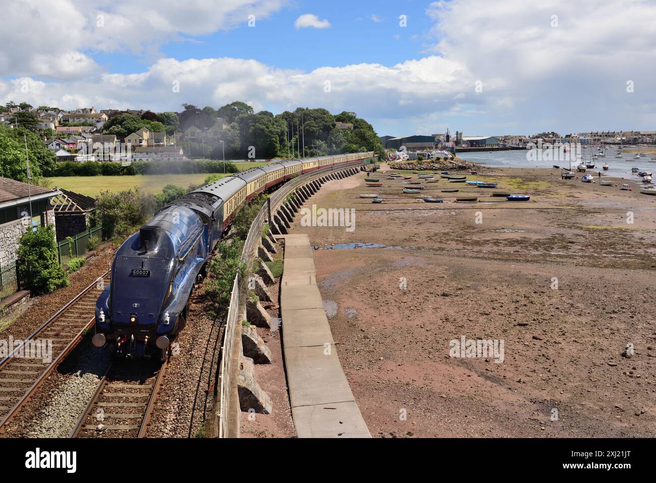 LNER Classe A4 Pacific No 60007 Sir Nigel Gresley passando l'estuario del Teign con la bassa marea con l'English Riviera Express, 6 luglio 2024. Foto Stock