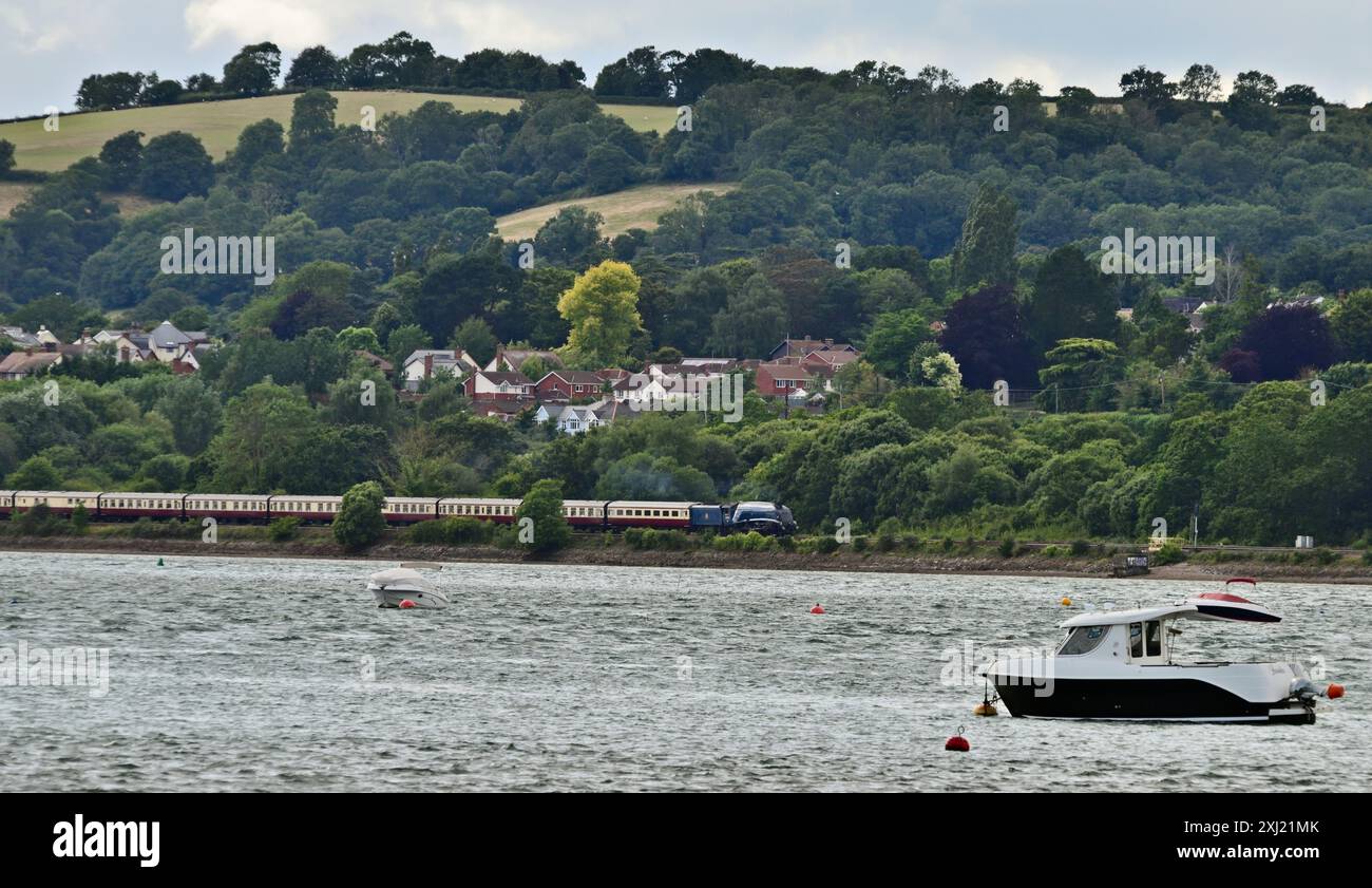 LNER Classe A4 Pacific No 60007 Sir Nigel Gresley a fianco dell'estuario Teign a Teignmouth con la tratta di ritorno dell'English Riviera Express. Foto Stock