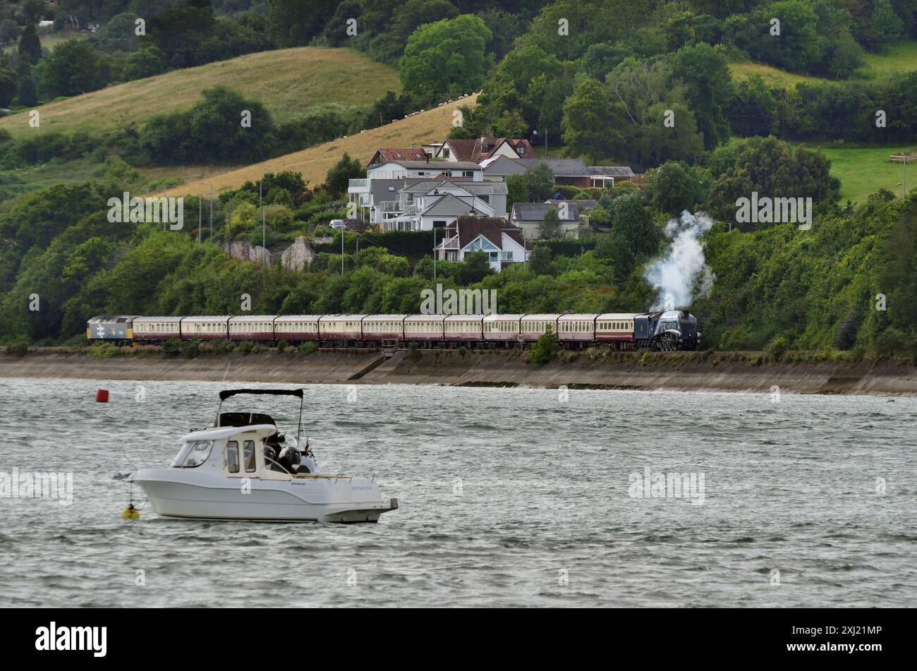 LNER Classe A4 Pacific No 60007 Sir Nigel Gresley a fianco dell'estuario Teign a Teignmouth con la tratta di ritorno dell'English Riviera Express. Foto Stock