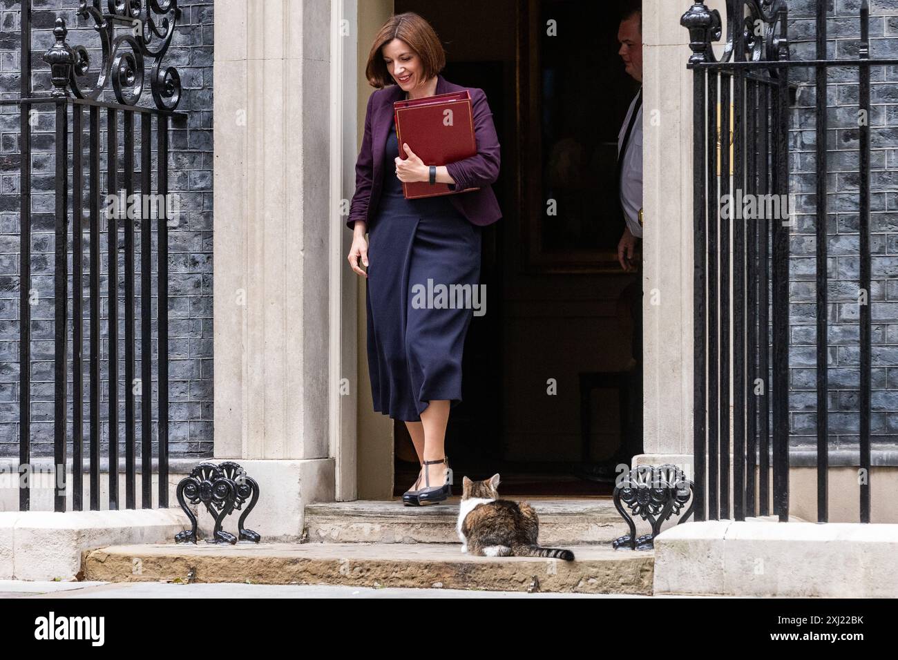 Londra, Regno Unito. 16 luglio 2024. Bridget Phillipson deputato, Segretario di Stato per l'istruzione e Ministro delle donne e delle pari, passa Larry al gatto mentre lascia Downing Street al numero 10 dopo una riunione del Gabinetto. Il primo ministro britannico Sir Keir Starmer ha comunicato che il suo nuovo governo deve "mettersi in moto” con particolare attenzione alla consegna. Crediti: Mark Kerrison/Alamy Live News Foto Stock