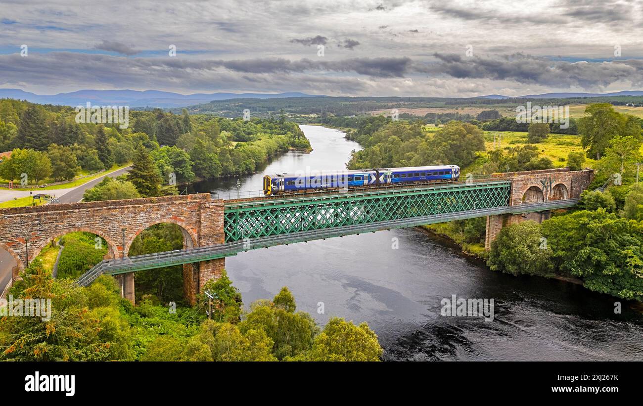 Kyle di Sutherland, Scozia, il treno Oykel o Invershin Viaduct ScotRail da Wick che attraversa il ponte in estate Foto Stock