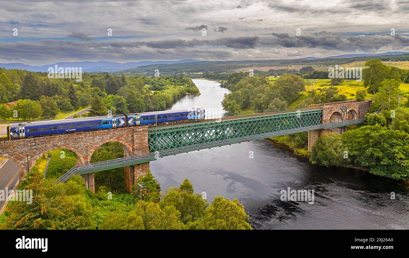 Kyle of Sutherland Scotland il treno ScotRail Oykel o Invershin Viaduct da Wick che inizia ad attraversare il ponte in estate Foto Stock