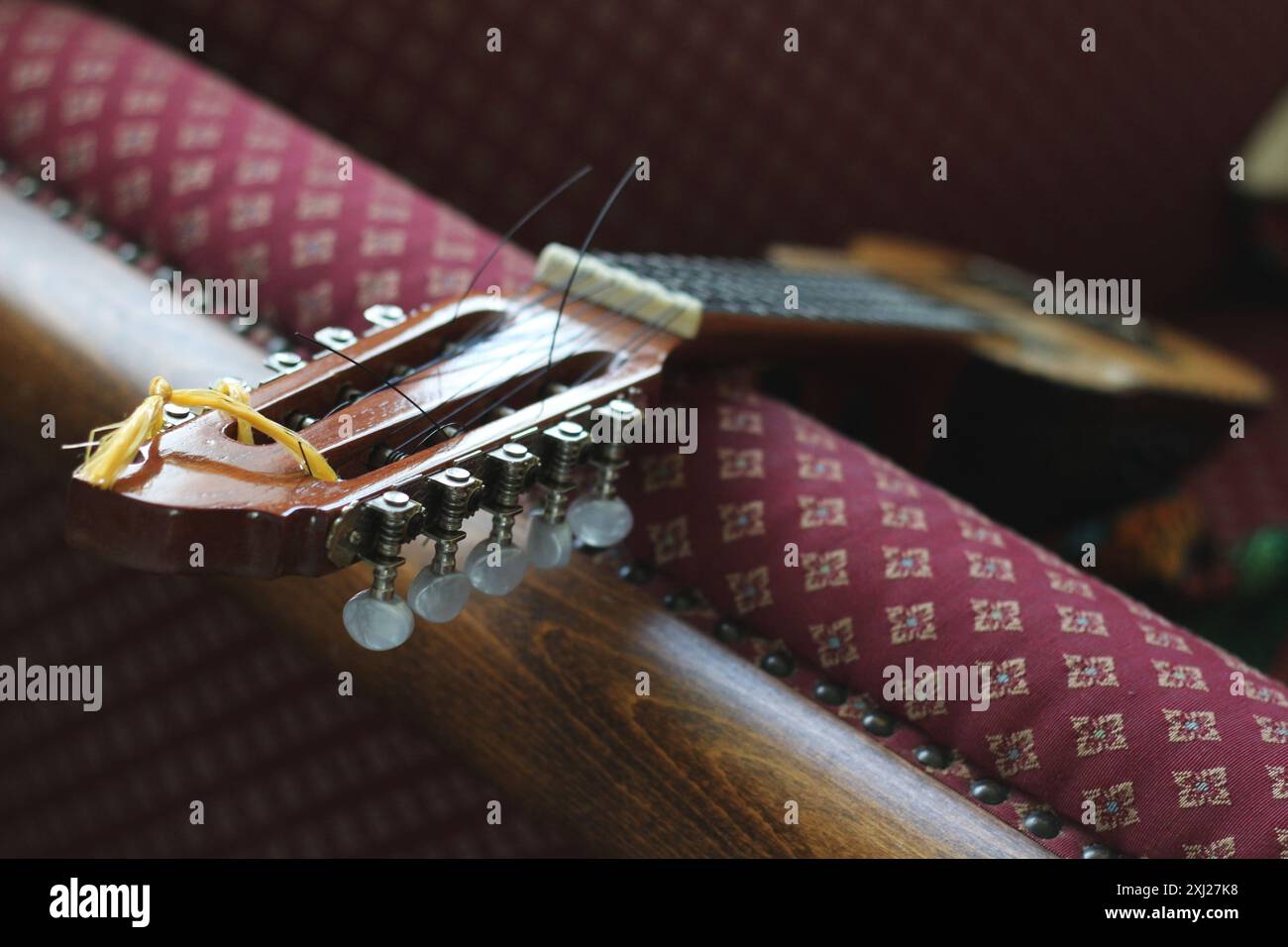 Un'immagine splendidamente dettagliata della parte testa e dei perni di sintonizzazione di un Charango, un tradizionale strumento sudamericano a corde. Scattata con un soffice soffice fo Foto Stock