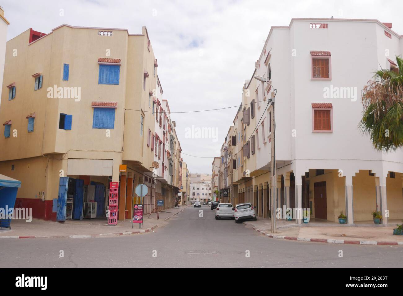 Strade tipiche fuori dalla zona turistica di Essaouira, Marocco. Un po' meno fotogeniche ma ha comunque un fascino. Foto Stock