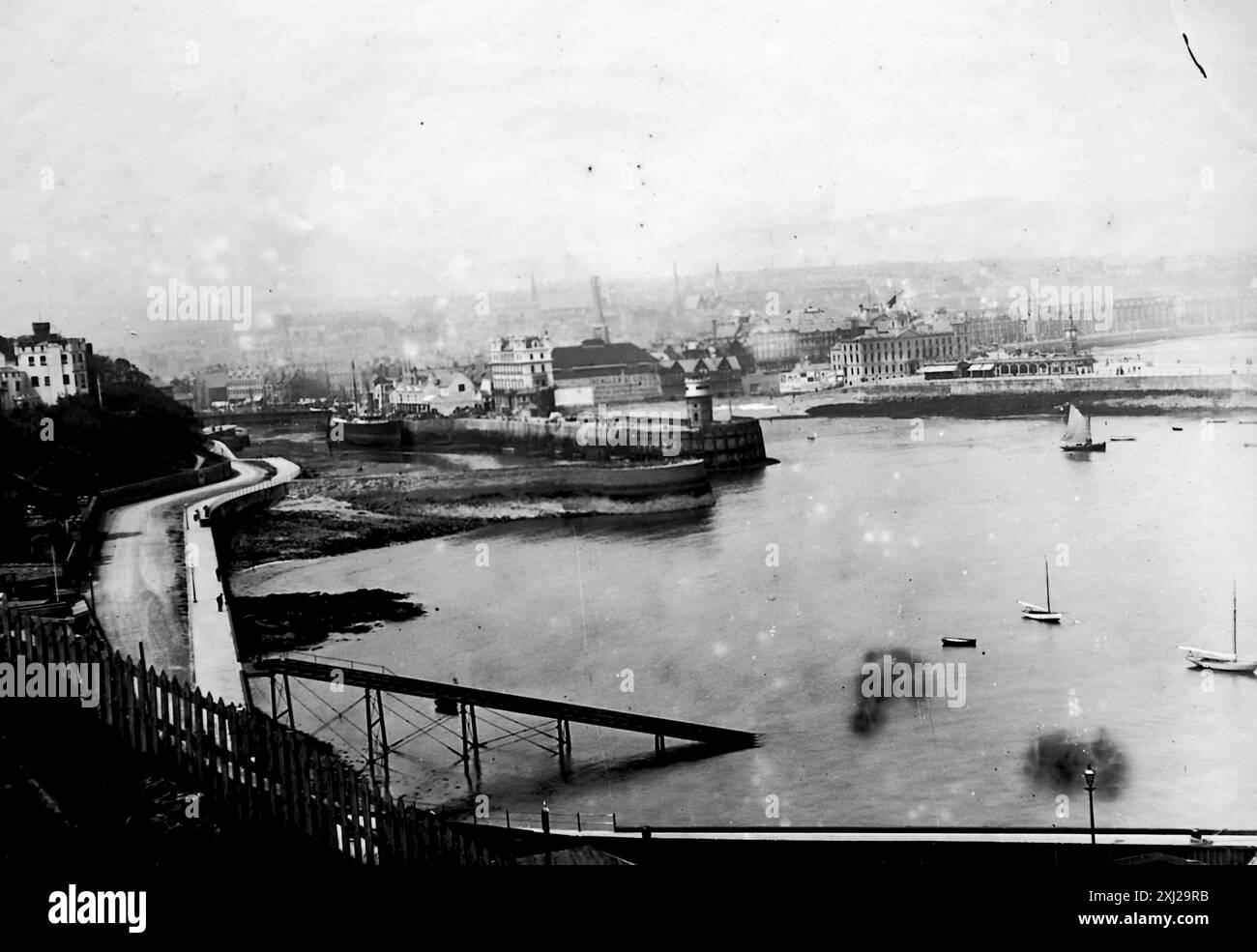 Una vista panoramica di Douglas Harbour, Douglas, Isola di Man. Questa fotografia proviene da un originale edoardiano, intorno al 1910. L'originale faceva parte di un album di 150 fotografie di albume, di qualità variabile, molte delle quali ho fotografato. La collezione includeva immagini provenienti in particolare dall'Isola di Man e dalla contea inglese, Devonshire. Le annotazioni sono state incluse nell'album ma, sfortunatamente, non c'erano date specifiche. Le foto originali erano in media 6 x 4 ½ pollici. Foto Stock