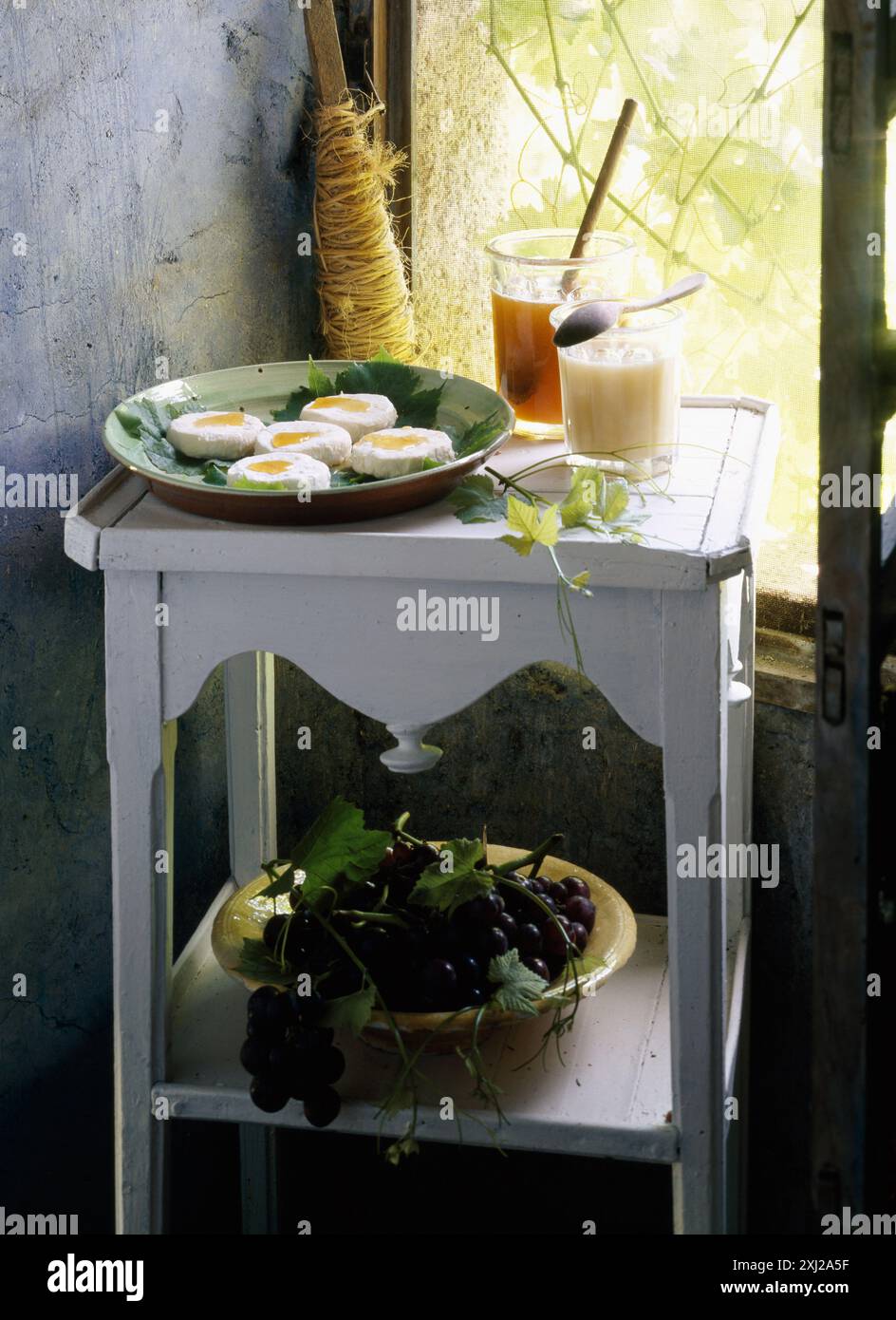 Il formaggio di capra con miele e uva Foto Stock