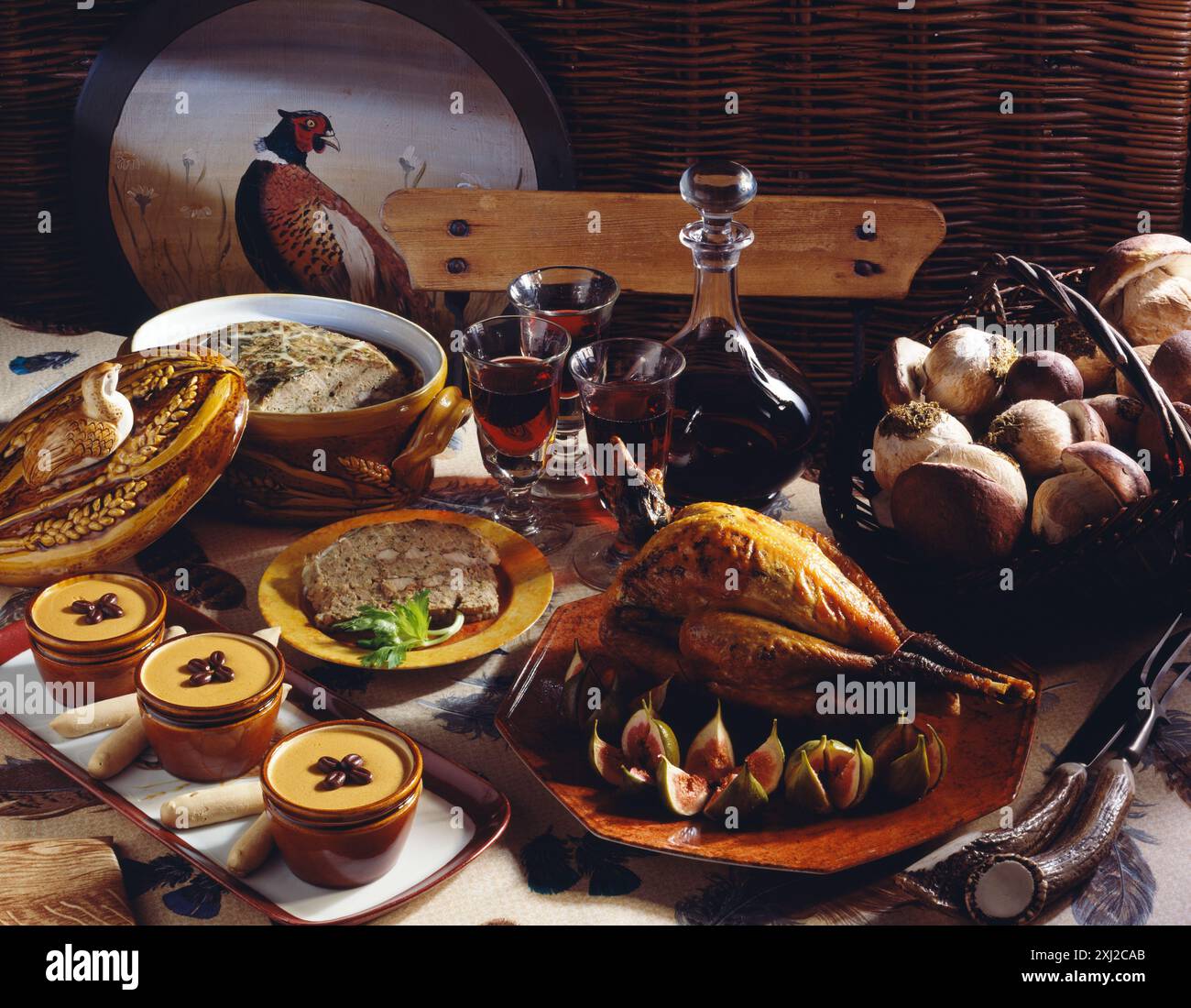 Terrina di coniglio, fagiano arrosto con fichi freschi e mousse di gelato al caffè Foto Stock