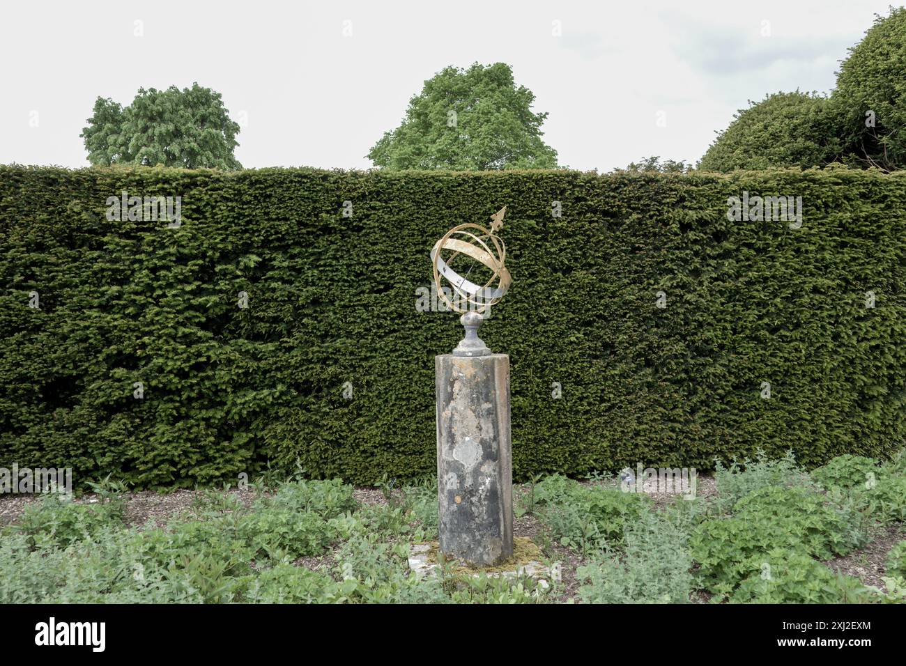 Meridiana a sfera armillare su una balaustra di pietra a Kingston Lacy Dorset, Inghilterra Foto Stock