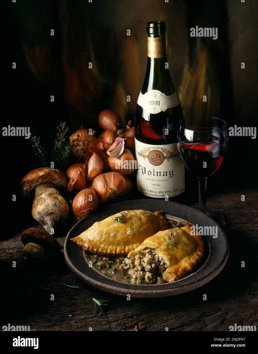 Funghi e scalogno pasta sfoglia con Volnay vino rosso Foto Stock