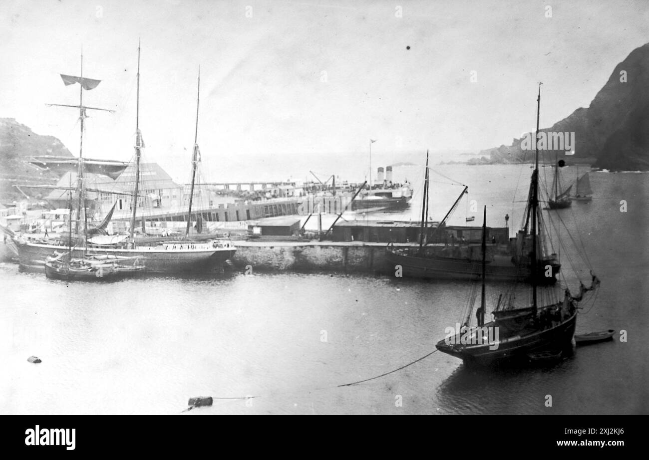 Navi nel porto, Ilfracombe, Devon. Questa fotografia proviene da un originale edoardiano, intorno al 1910. L'originale faceva parte di un album di 150 fotografie di albume, di qualità variabile, molte delle quali ho fotografato. La collezione includeva immagini provenienti in particolare dall'Isola di Man e dalla contea inglese, Devonshire. Le annotazioni sono state incluse nell'album ma, sfortunatamente, non c'erano date specifiche. Le foto originali erano in media 6 x 4 ½ pollici. Foto Stock