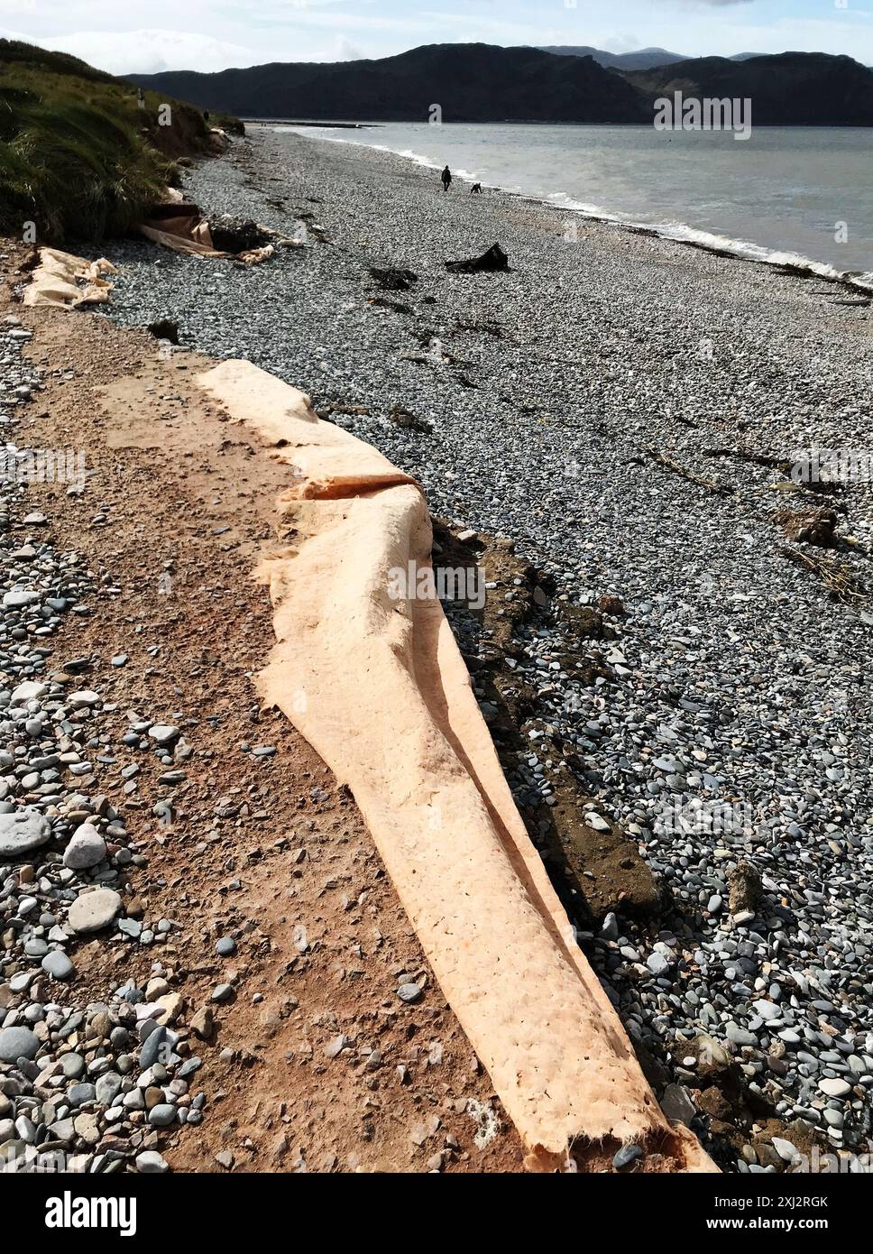 I danni provocati dalla tempesta rivelano la linea di un sentiero sulla spiaggia che un tempo faceva parte del sentiero della costa del Galles, collegando Llandudno West Shore all'erosione costiera di Deganwy Foto Stock