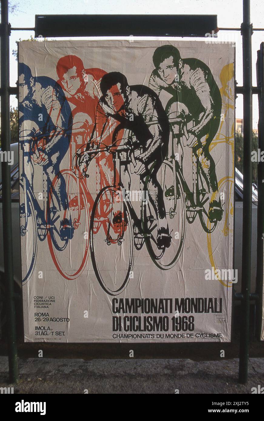 Anni '1960, un poster su una recinzione stradale metallica per i Campionati Mondiali di Ciclismo 1968 (Campionnats Du Monde De Cyclisme) che si sono svolti a Imola, Italia. La gara su strada professionale UCI è stata vinta dall'italiano Vittorio Adorni. Foto Stock