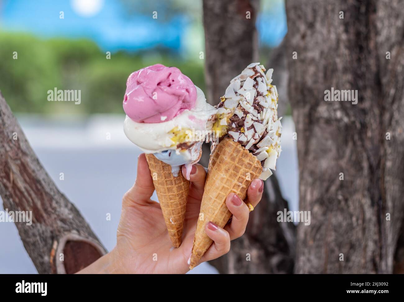 I coni del gelato si sciolgono nel caldo estivo. Foto Stock