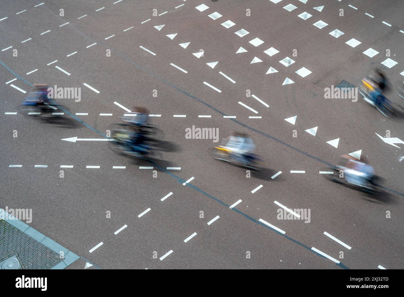 Attraversamento a Lange Viestraat, segnaletica per auto e biciclette, fase verde solo per i ciclisti per poter girare in sicurezza in tutte le direzioni, Utrecht Nether Foto Stock
