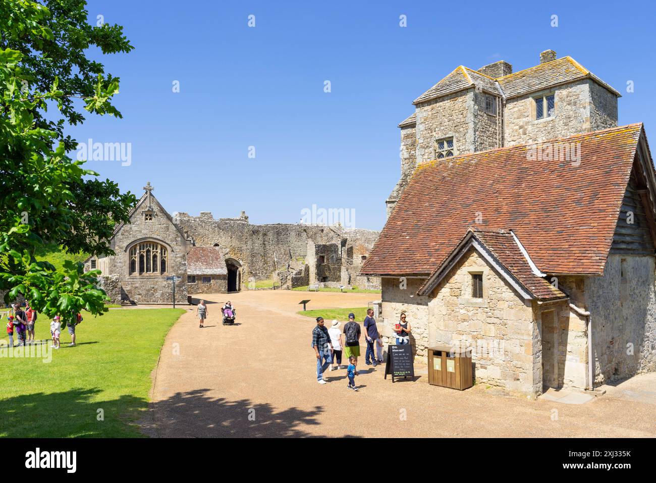 Castello di Carisbrooke Isola di Wight - la gente nel castello ospita la Great Hall e il Museo Carisbrooke Newport Isola di Wight Inghilterra Regno Unito Europa Foto Stock