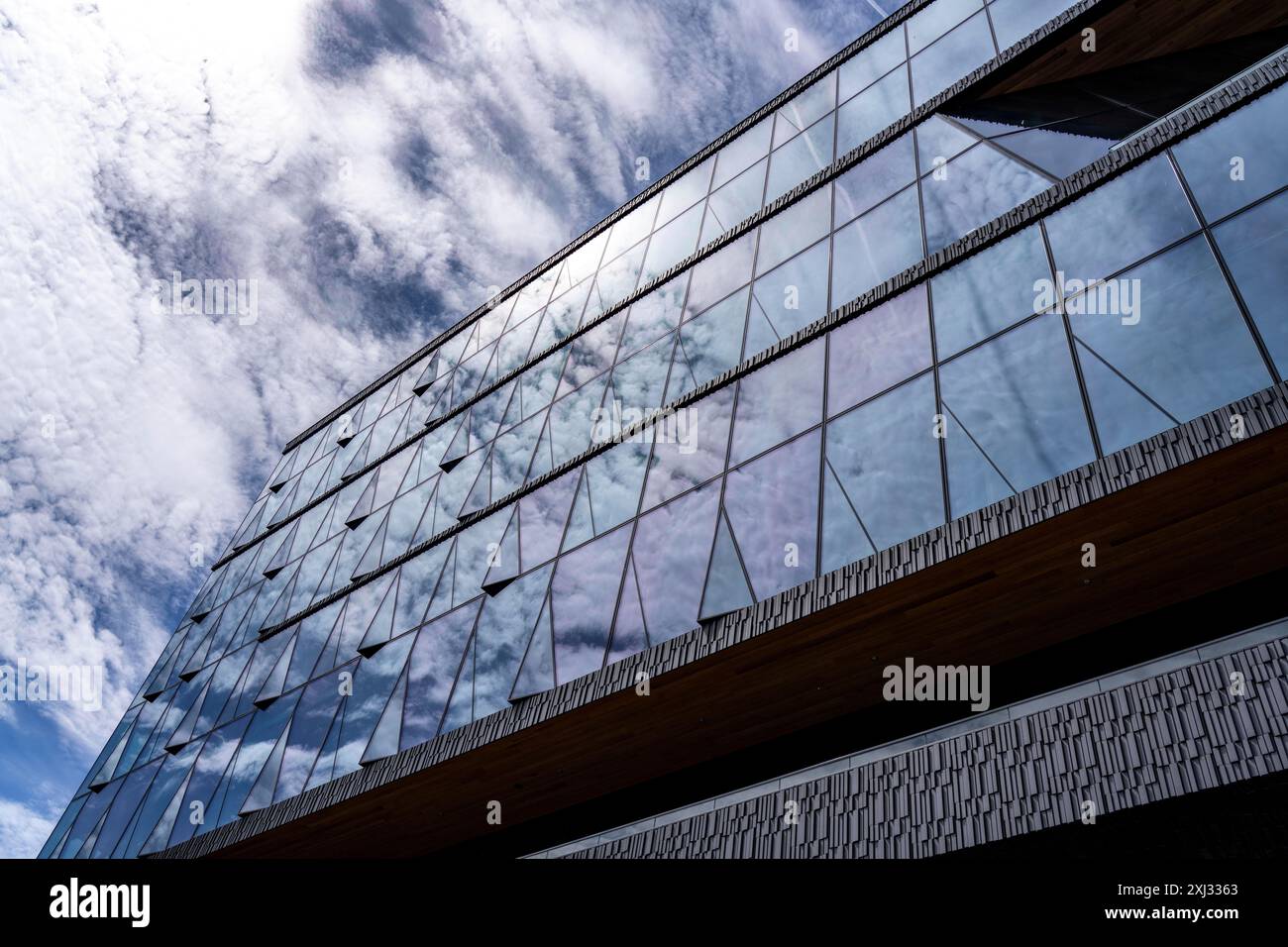 Nuova sede aziendale del Booking.com, agenzia di viaggi online, broker alberghiero, edificio a Oosterdokseiland nel centro di Amsterdam, Netherlan Foto Stock