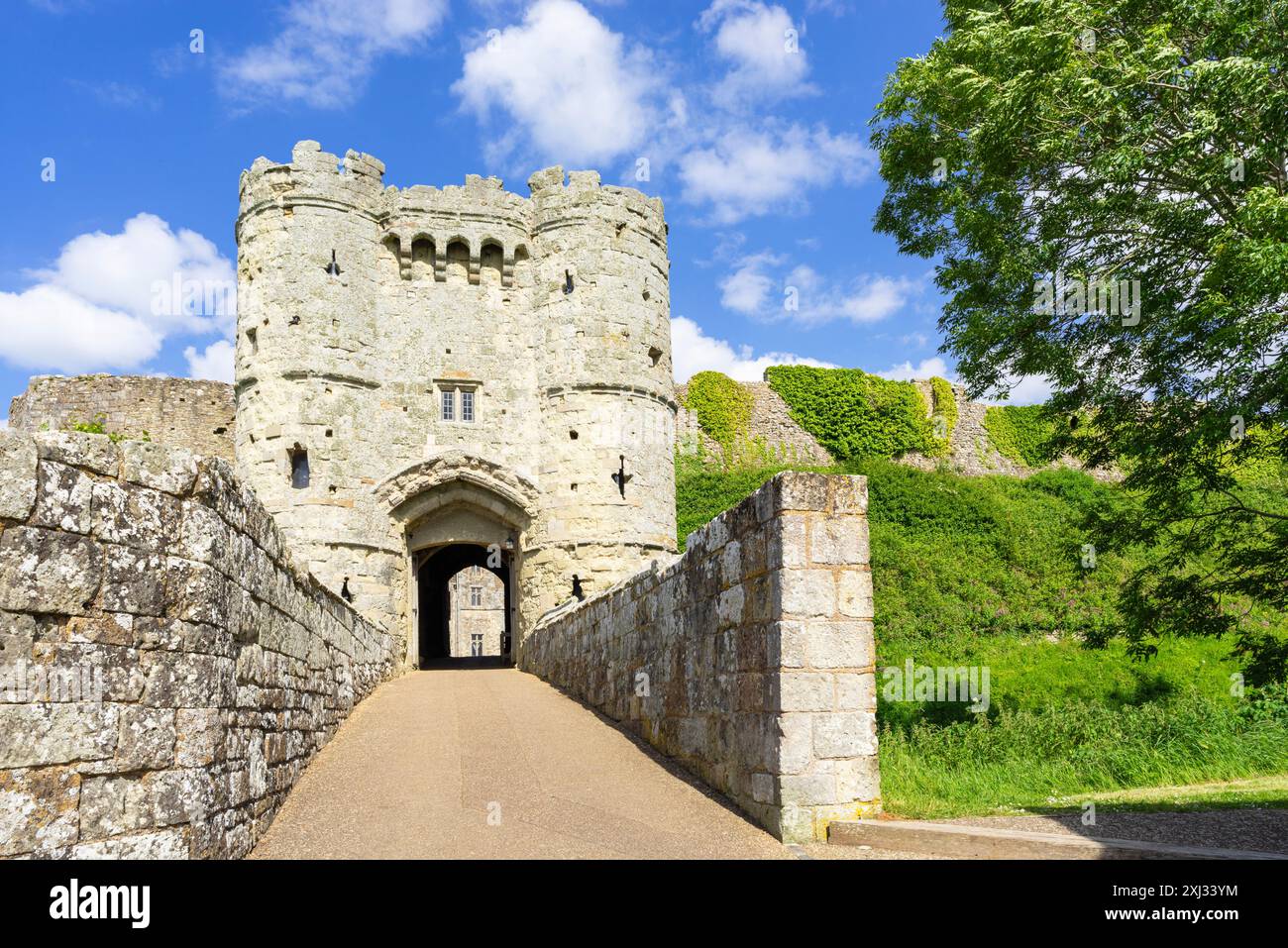 Castello di Carisbrooke Isola di Wight - Castello di Carisbrook ingresso alla porta del castello e alle mura del castello Newport Isola di Wight Inghilterra Regno Unito Europa Foto Stock