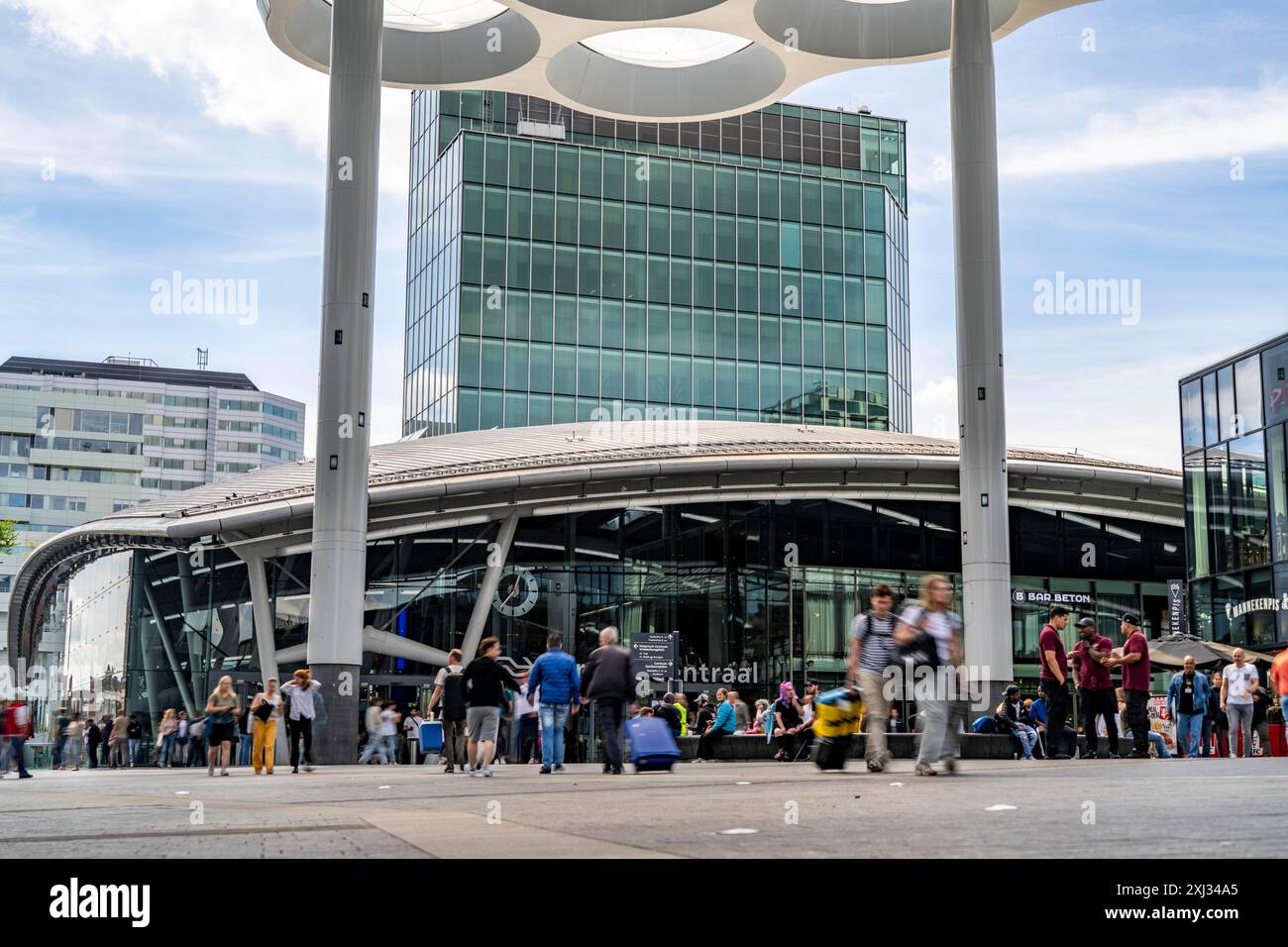 Piazzale della stazione di Utrecht Centraal, persone in viaggio da e per la stazione, centro commerciale Hoog Catharijne, Paesi Bassi Foto Stock