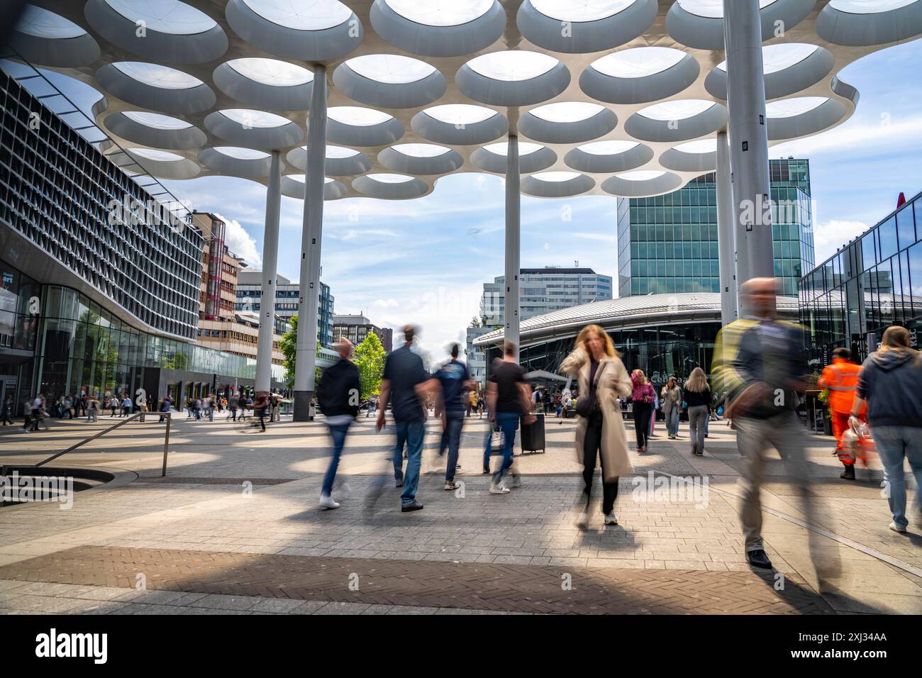 Piazzale della stazione di Utrecht Centraal, persone in viaggio da e per la stazione, centro commerciale Hoog Catharijne, Paesi Bassi Foto Stock