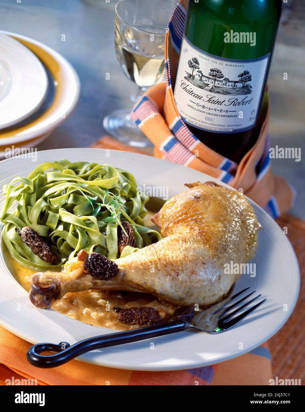 Pollo e tagliatelle, morelle Foto Stock