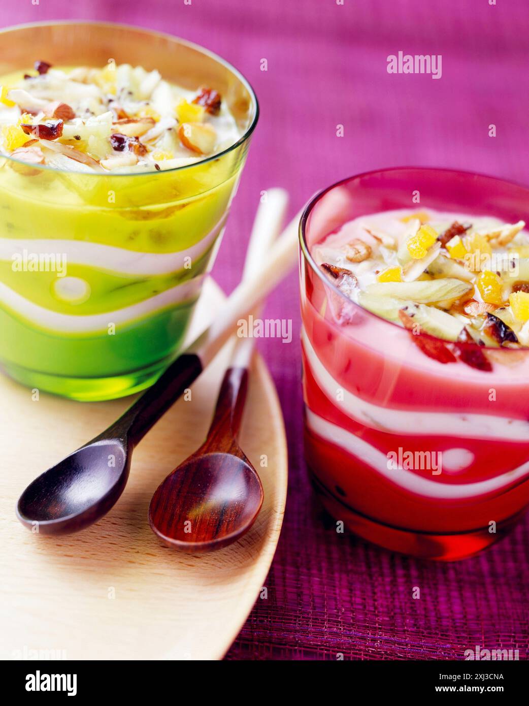 Fromage frais con kiwi e piccola frutta secca caramellata in sciroppo d'acero Foto Stock