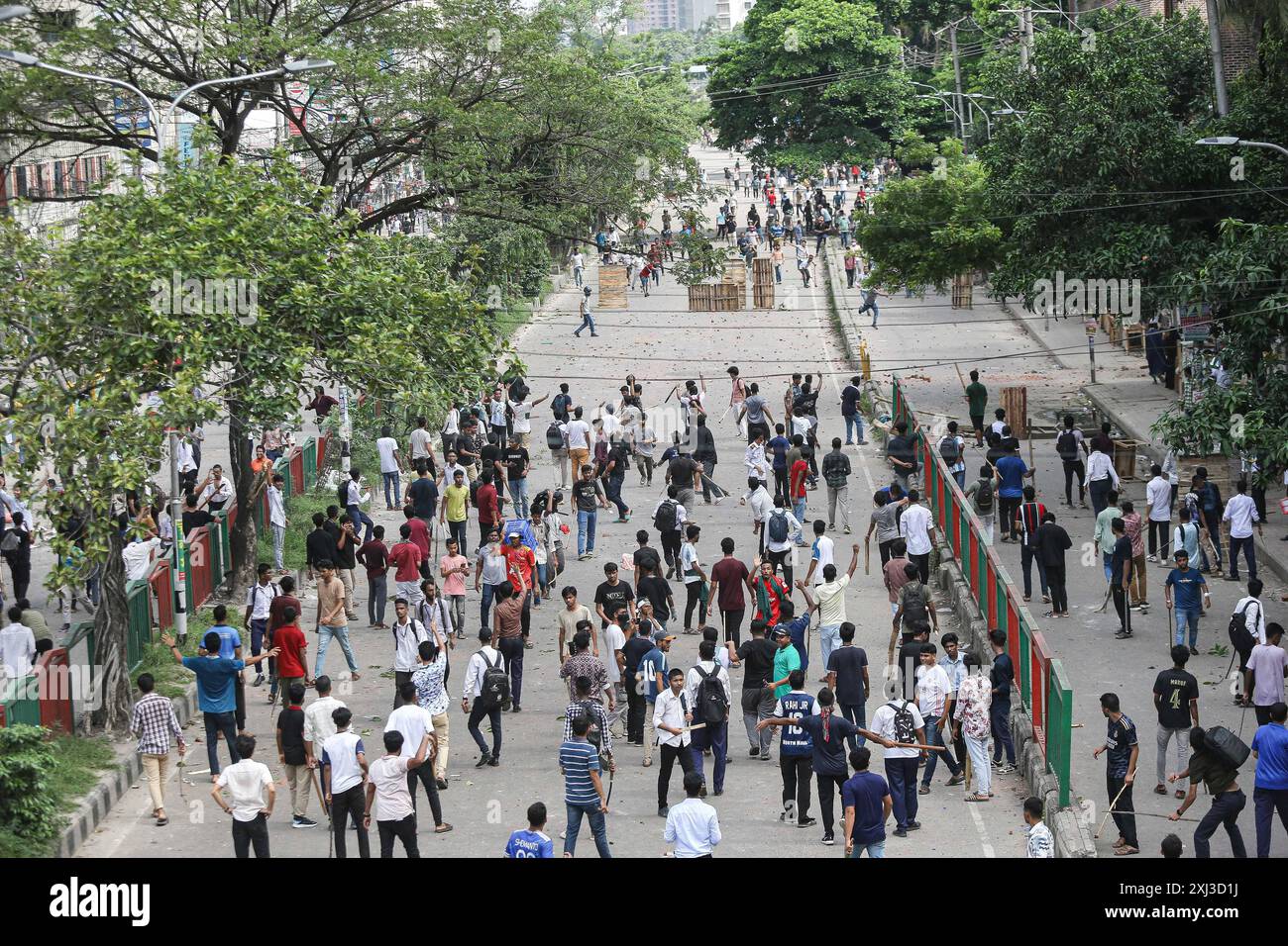 Le proteste a livello nazionale del Bangladesh chiedono l'abolizione della quota nei posti di lavoro governativi i manifestanti anti anti-quota e gli studenti che sostengono lo scontro di partito al governo della Lega Awami a Dacca il 16 luglio 2024. Almeno cinque manifestanti sono stati uccisi in Bangladesh il 16 luglio durante violenti scontri tra gruppi studenteschi rivali per quote di posti di lavoro governativi ambiti, ha detto la polizia, un giorno dopo che più di 400 altri sono rimasti feriti. Dhaka Distretto di Dhaka Bangladesh Copyright: XHabiburxRahmanx Foto Stock