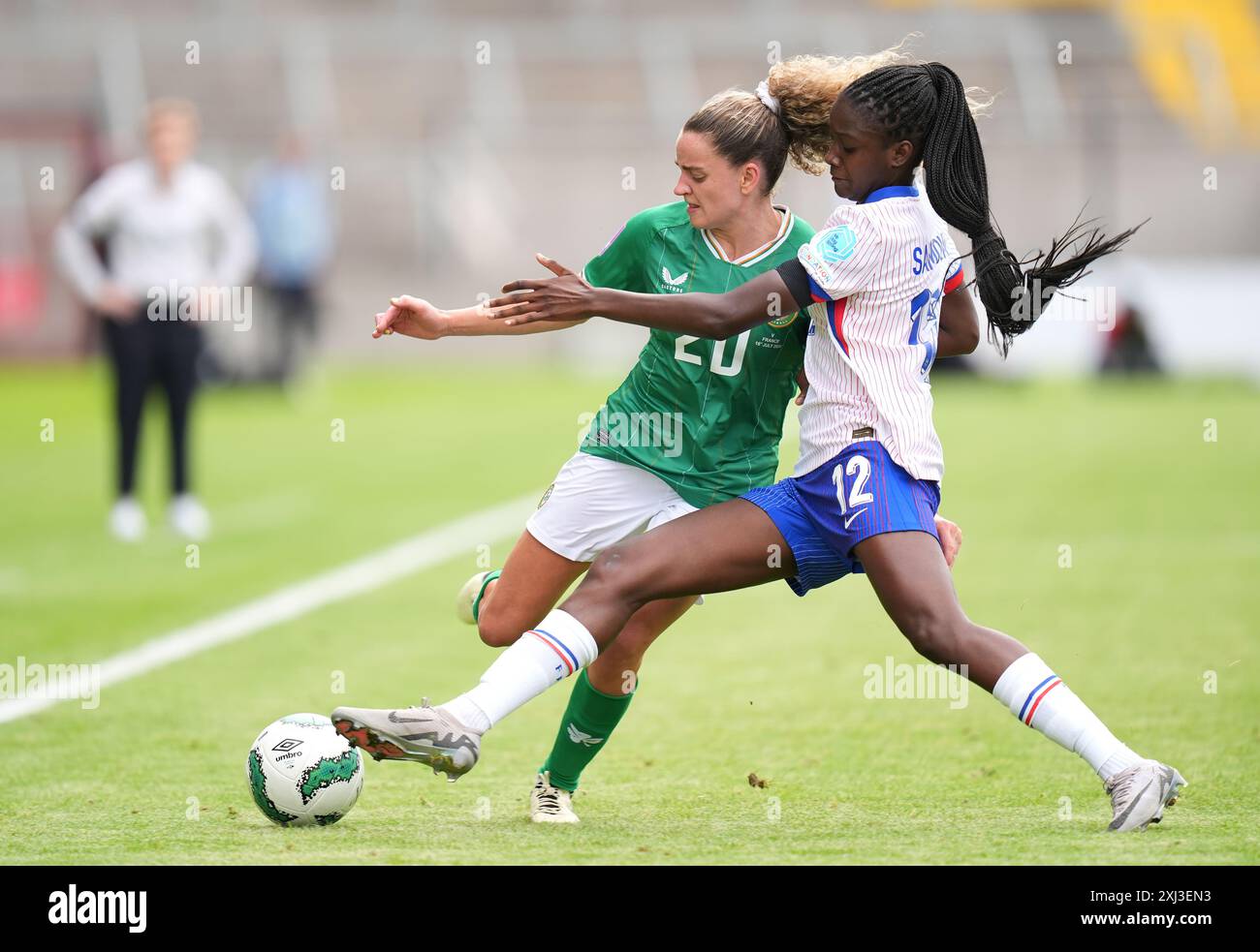 Leanne Kiernan e Estelle Cascarino lottano per il pallone durante la partita di qualificazione a Euro 2025 femminile al Pairc UI Chaoimh di Cork, Irlanda. Data foto: Martedì 16 luglio 2024. Foto Stock