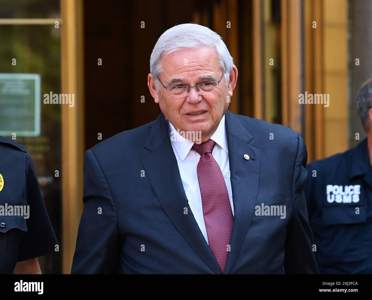 New York, New York, Stati Uniti. 16 luglio 2024. Il senatore BOB MENENDEZ lascia la Corte Federale a Lower Manhattan il secondo giorno di deliberazione della giuria per il suo processo per frode finanziaria in corso. (Credit Image: © Andrea Renault/ZUMA Press Wire) USO EDITORIALE Foto Stock