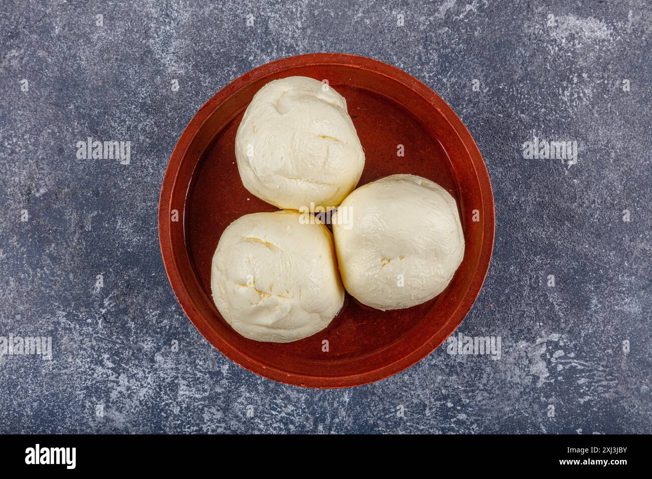 Cucina tradizionale turca Ghee o burro chiarificato in una ciotola di legno, olio da cucina, ghee puro su sfondo di legno. Burro fresco a fette, pezzi di burro o. Foto Stock