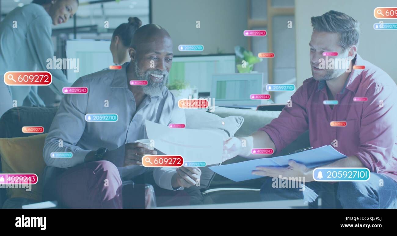 Immagine di barre di notifica con numeri, vari colleghi di sesso maschile che analizzano il rapporto sulle vendite in ufficio. Composito digitale, esposizione multipla, social media, Foto Stock