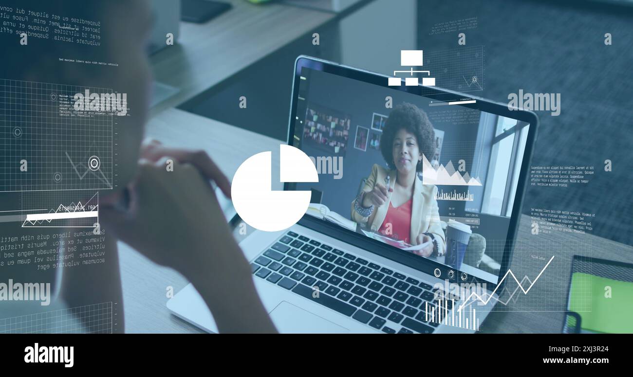 Immagine di icone, grafici, mappa e linguaggio informatico, colleghi diversi che condividono idee durante una chiamata a immagini. Composito digitale, esposizione multipla, calcolo cloud Foto Stock