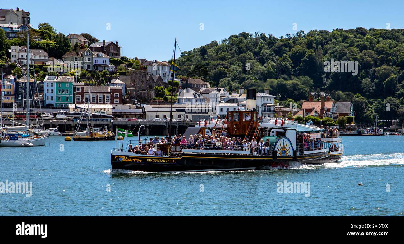 Battello a vapore a pale del castello di Kingswear che naviga sul fiume Dart, Dartmouth, Devon Foto Stock