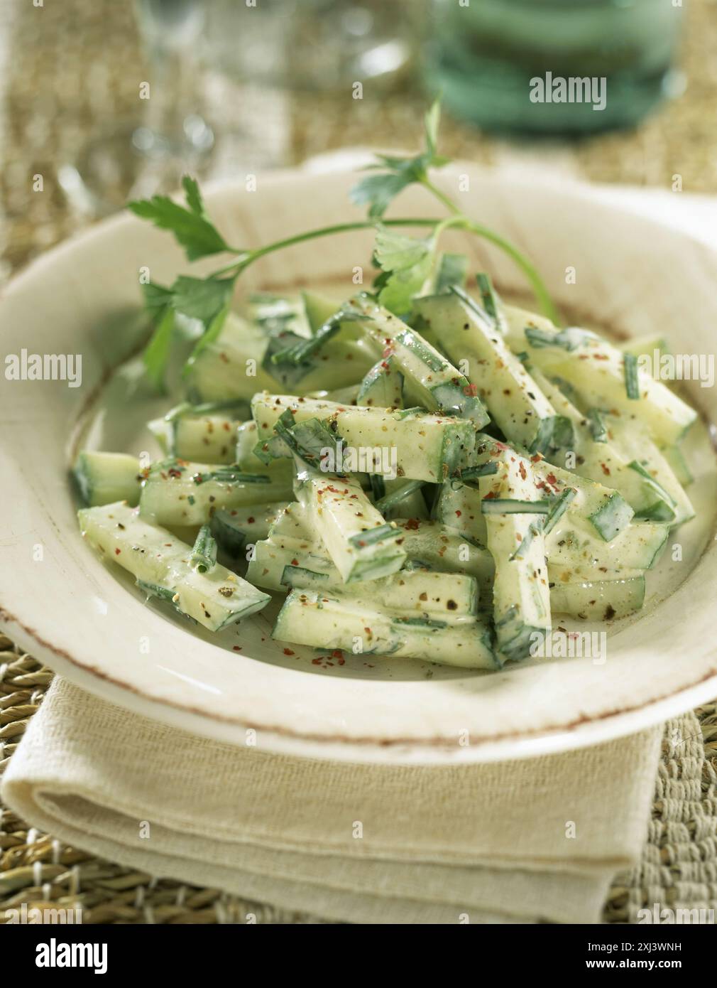 Insalata di cetrioli con erba cipollina Foto Stock