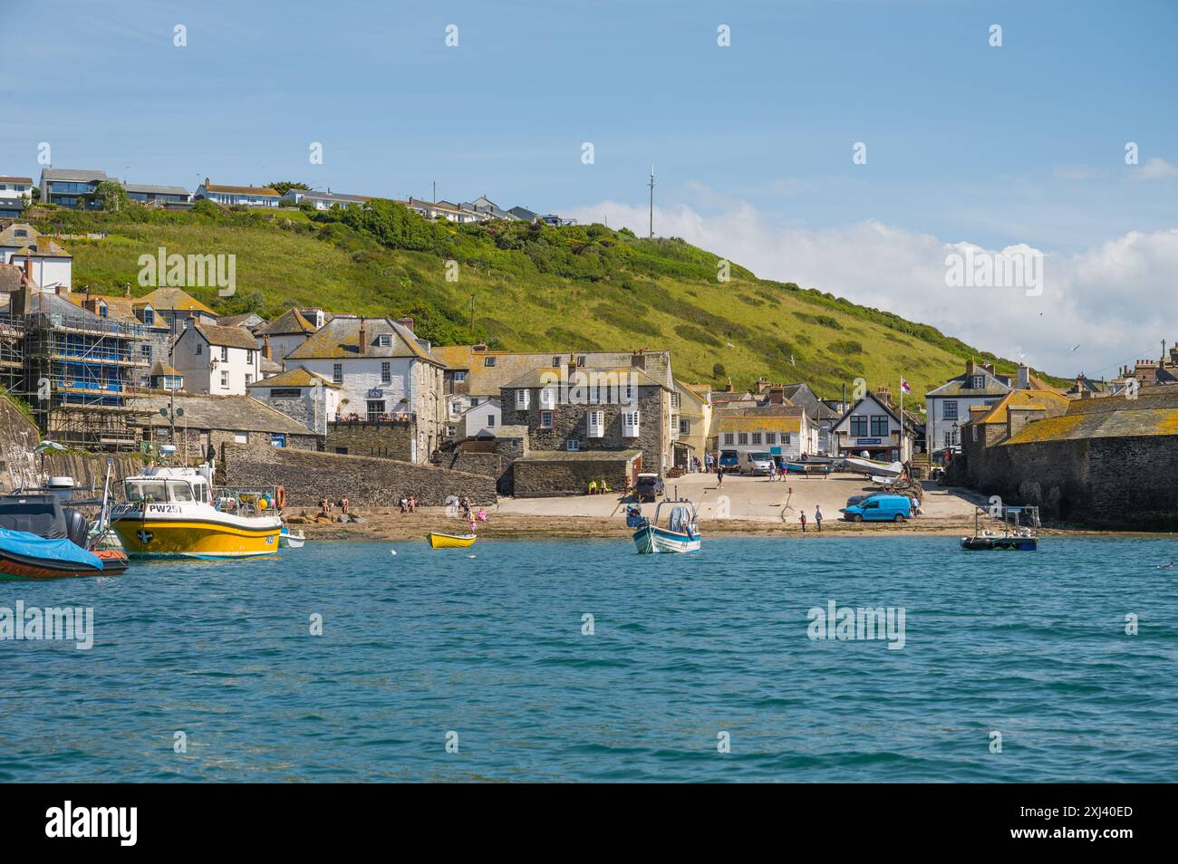 Vista dall'alto Port Isaac, un piccolo villaggio di pescatori sulla costa atlantica della Cornovaglia settentrionale, Inghilterra, Regno Unito Foto Stock