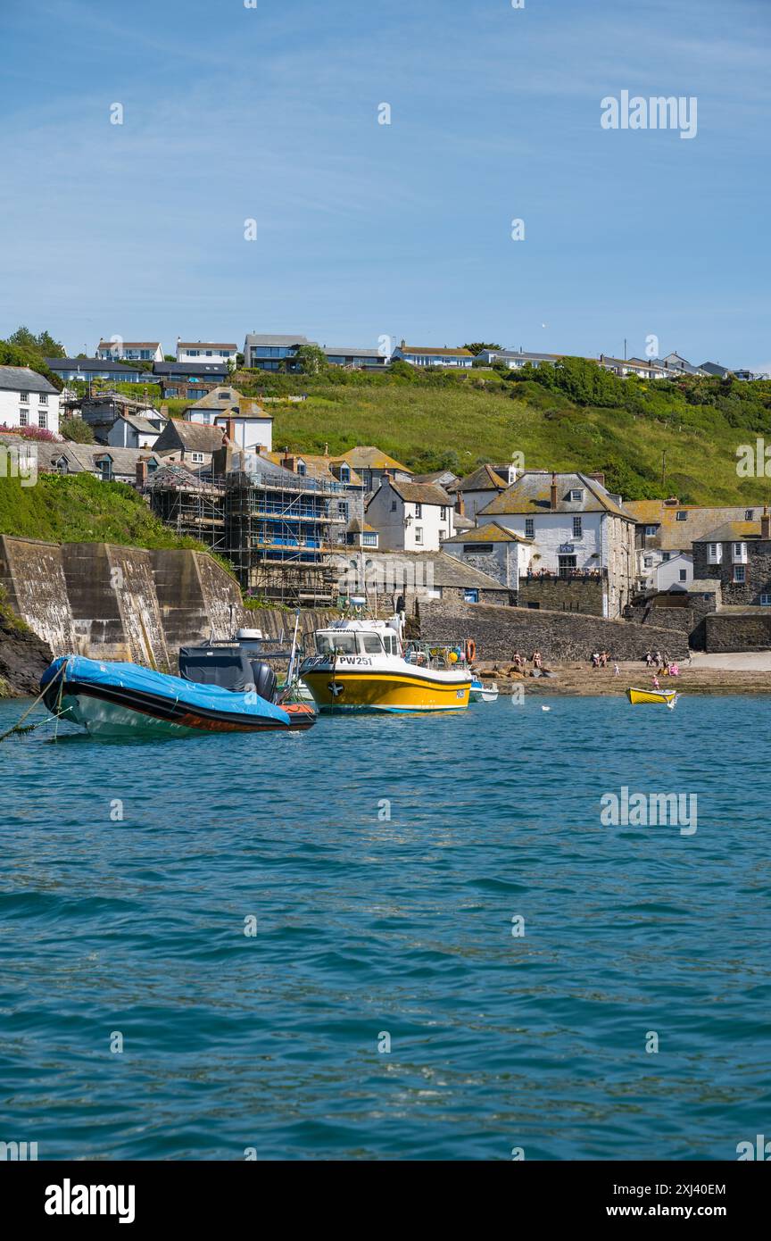 Vista dall'alto Port Isaac, un piccolo villaggio di pescatori sulla costa atlantica della Cornovaglia settentrionale, Inghilterra, Regno Unito Foto Stock