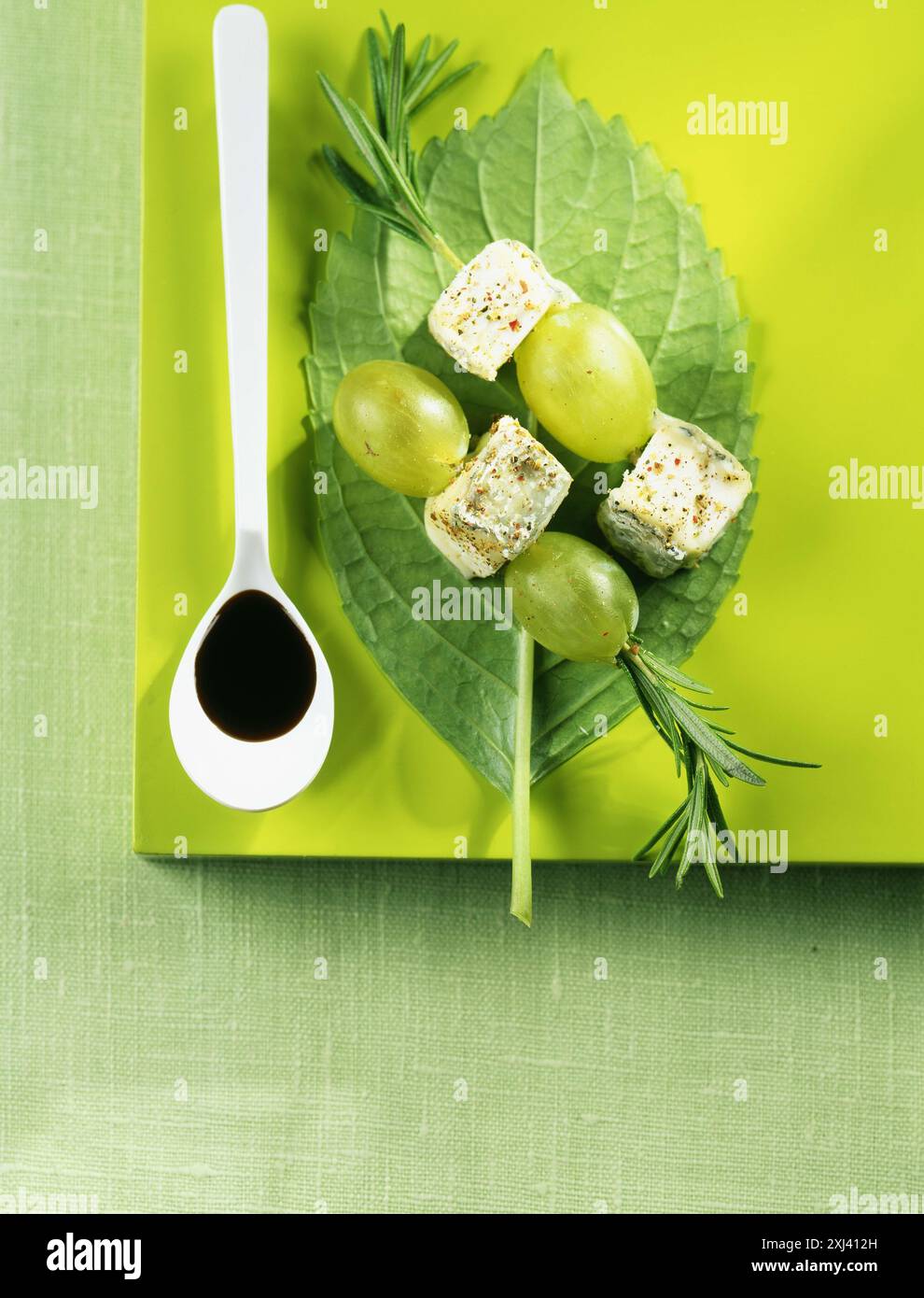 Formaggio di capra e kebab d'uva con salsa all'aceto balsamico Foto Stock