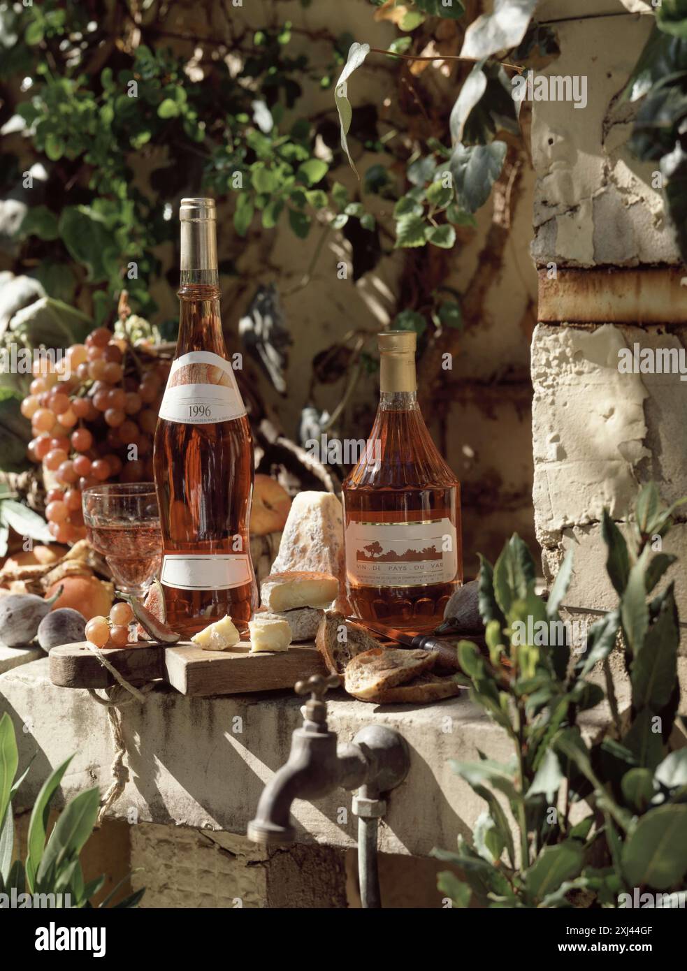 Estate vino rosé,l'uva e formaggio Foto Stock