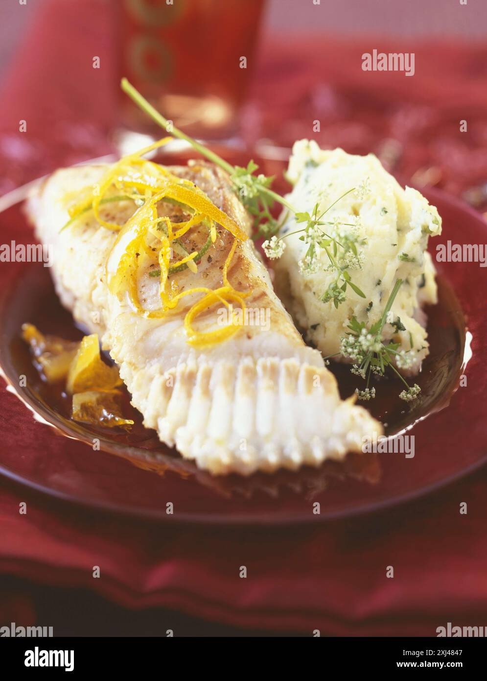 Rombo alla griglia con scorza di agrumi Foto Stock