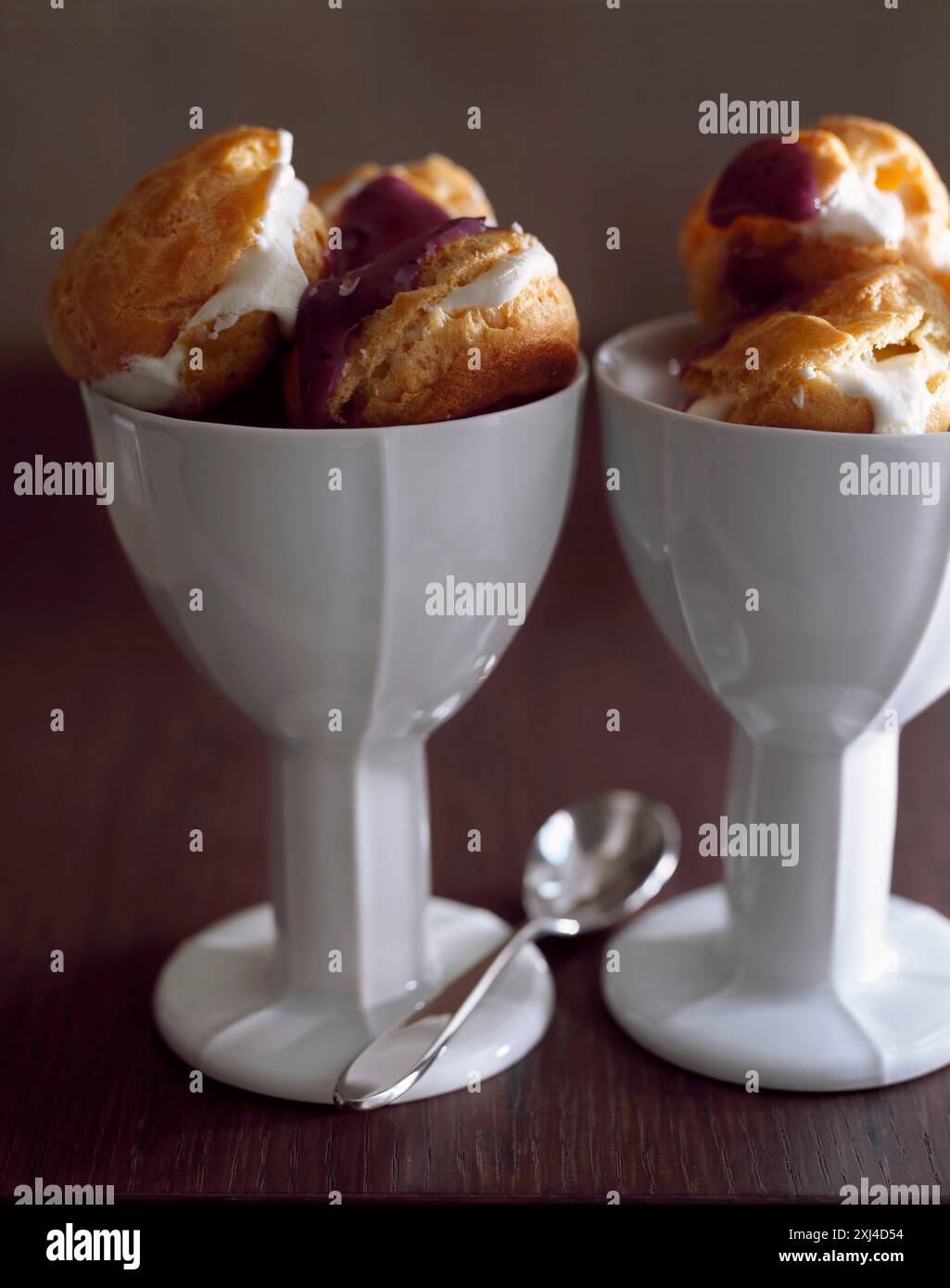 Profiterole con quark ghiacciato (Tema: Ricette da bistrò) Foto Stock