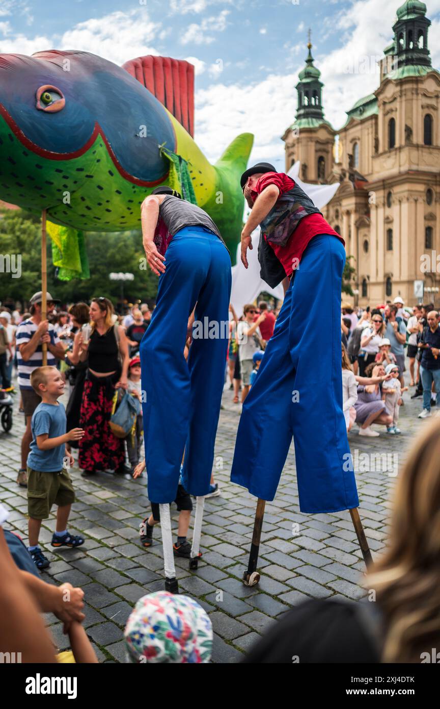 Sfilata di burattini da Piazza Marián a Piazza della città Vecchia durante il Festival del Teatro di Praga dietro la porta, Praga, Repubblica Ceca Foto Stock