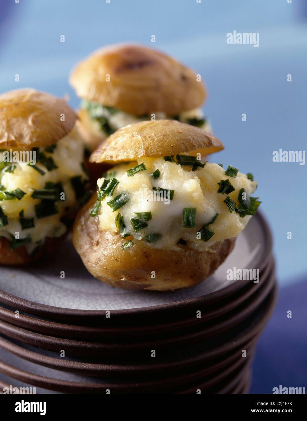 Patate ripiene di formaggio e erba cipollina Foto Stock