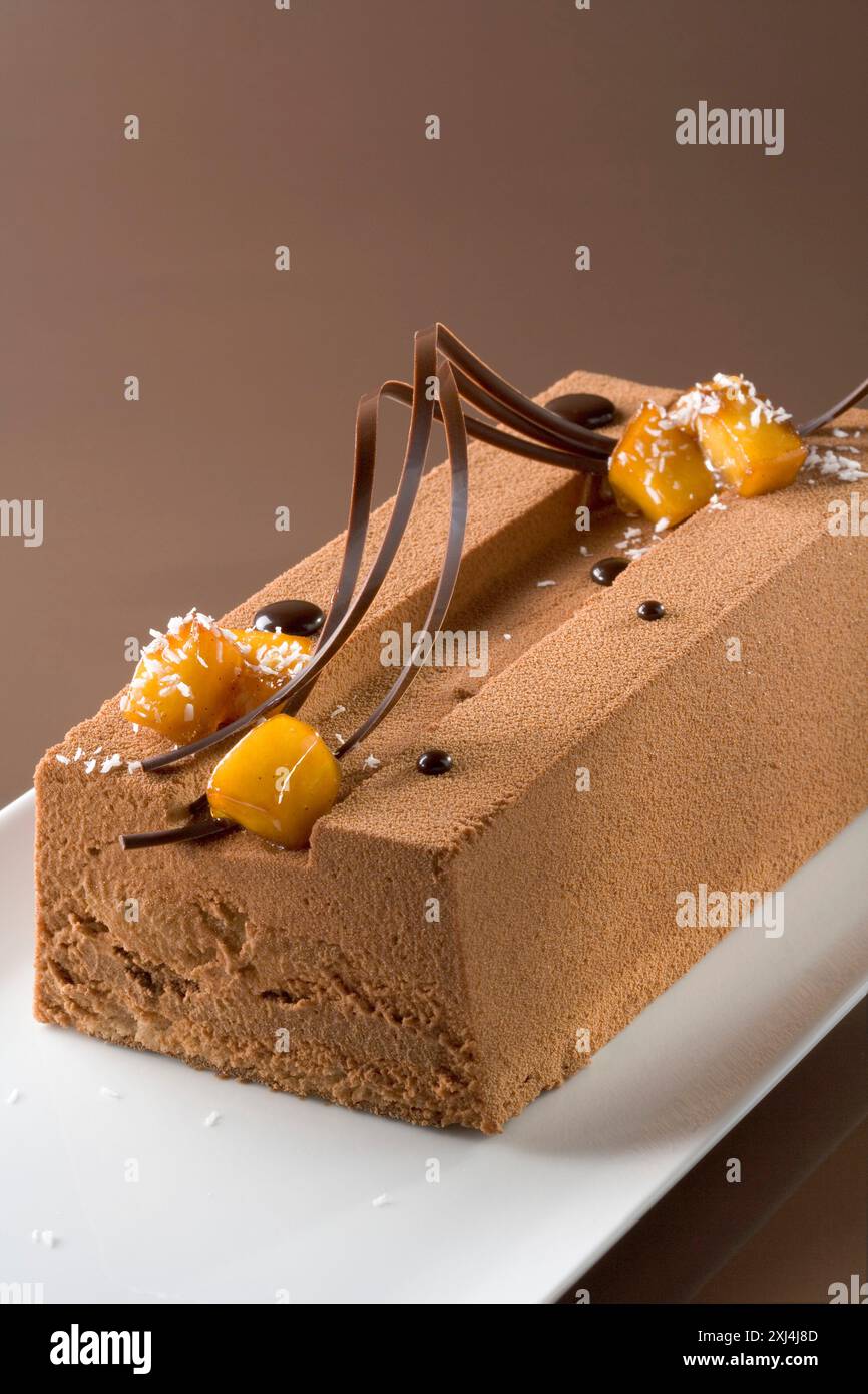 Cestino di gelato al cioccolato e al mango Foto Stock