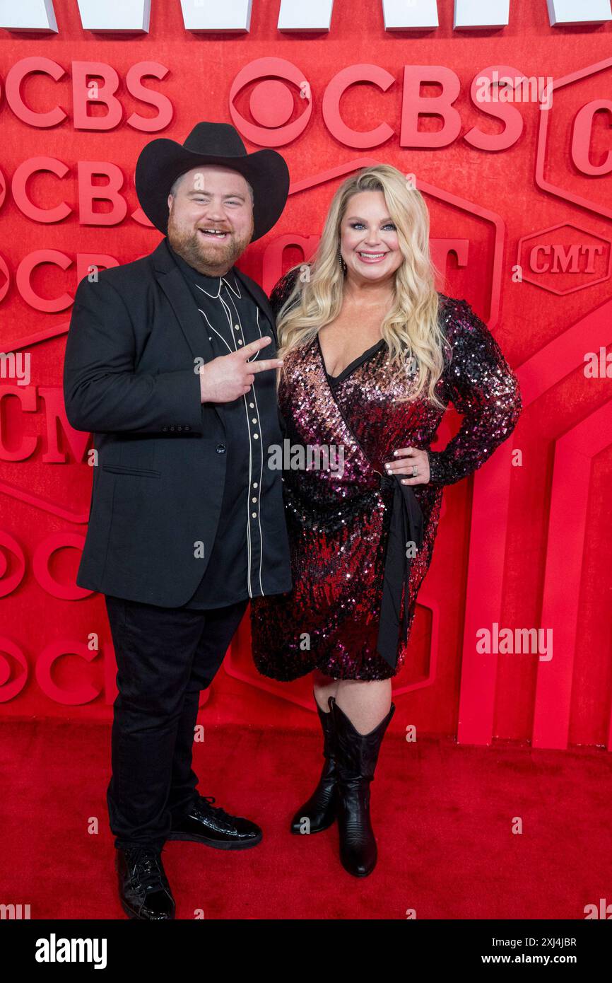 L'attore PAUL WALTER HAUSER e la moglie AMY ELIZABETH BOLAND camminano sul tappeto rosso e posa per le fotografie prima dello spettacolo dei CMT Music Awards all'Austin's Moody Center il 6 aprile 2024. Foto Stock