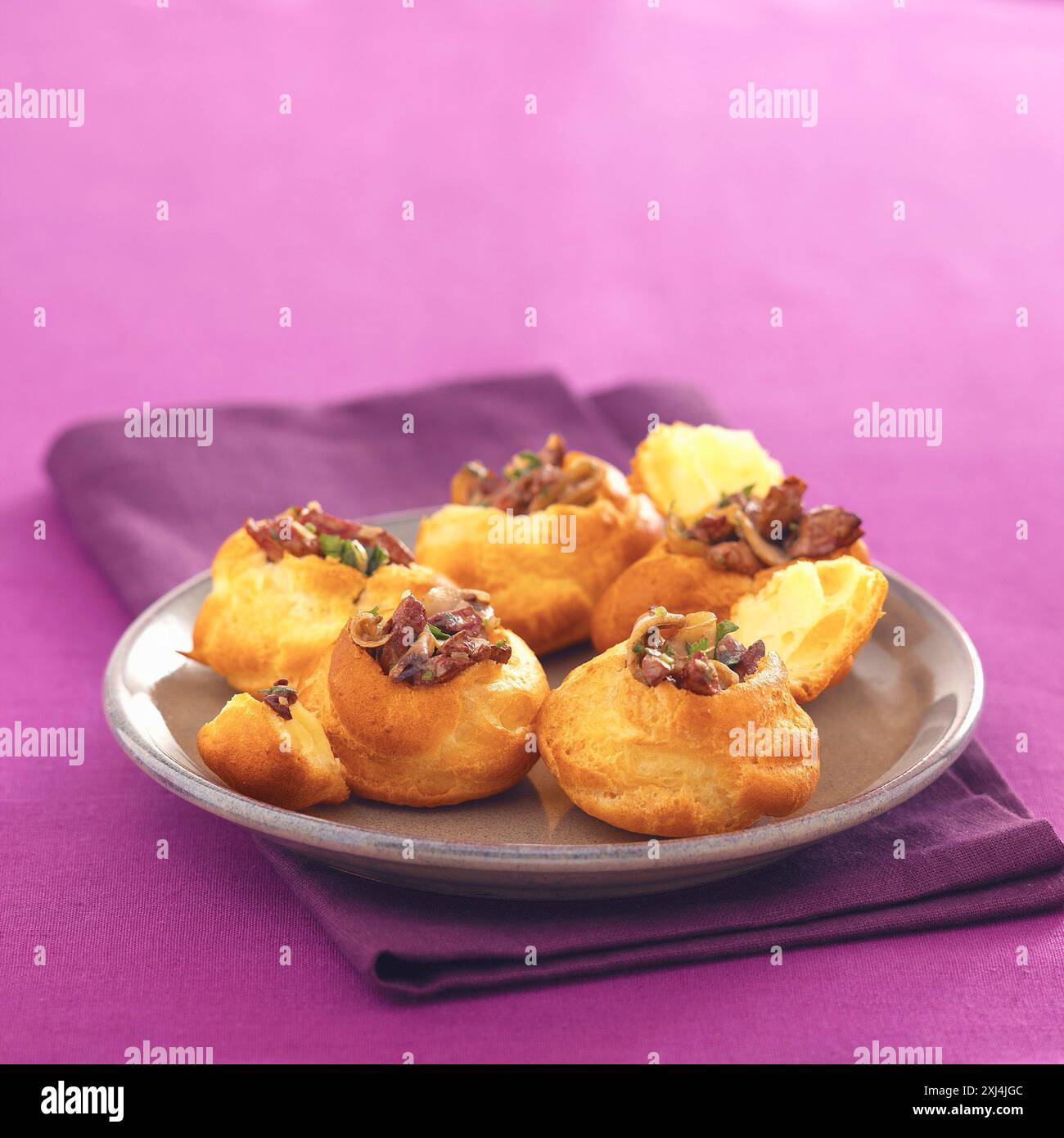 sfoglie di pasta ripiene di funghi e fegati di pollo Foto Stock