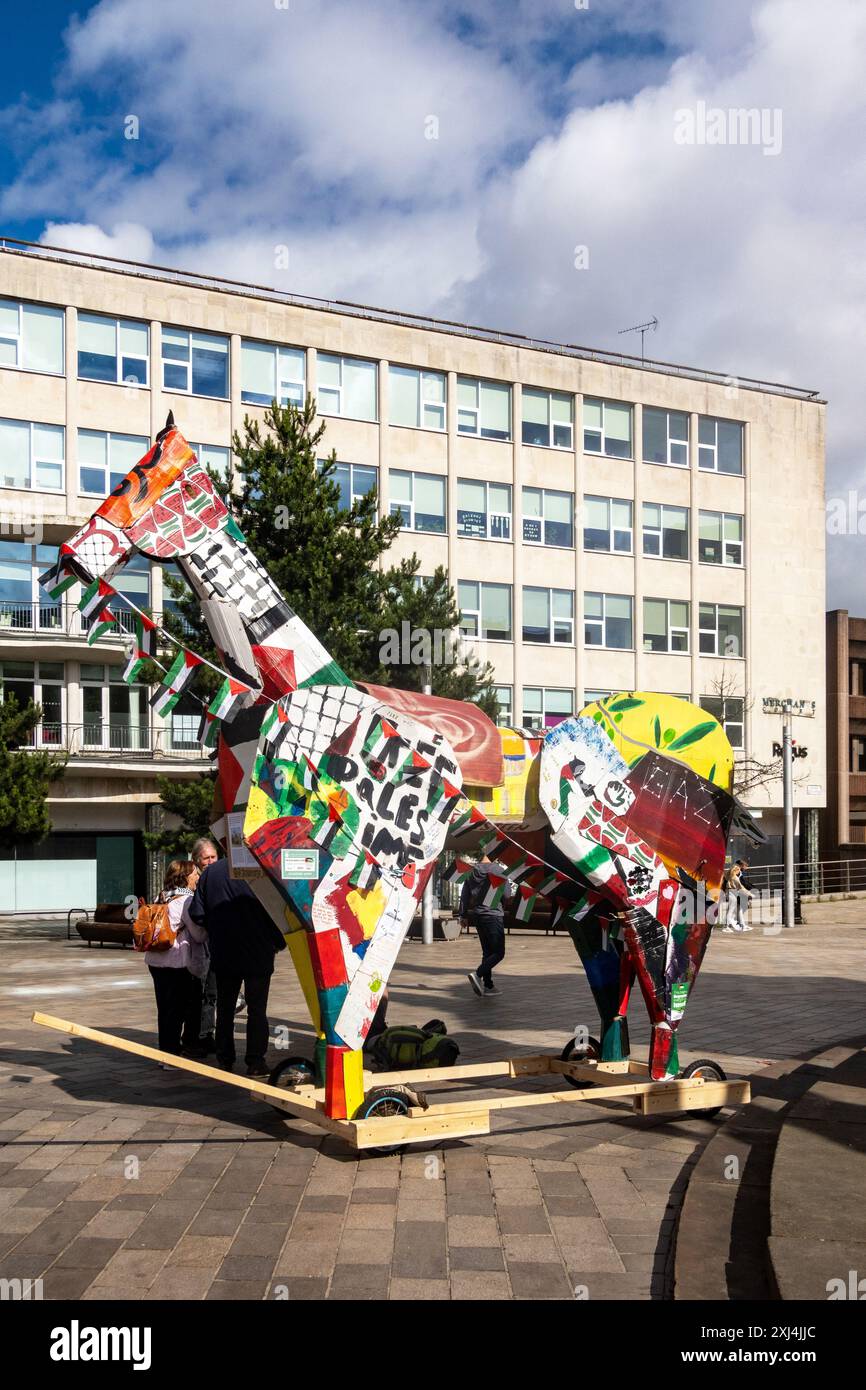 A Trogan Horse, parte di una protesta di Gaza a Derby Square Liverpool Foto Stock