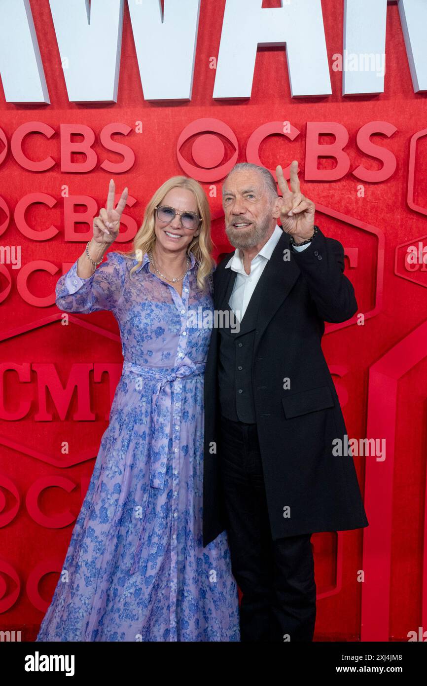 I filantropi JOHN PAUL DEJORIA e la moglie ELOISE BROADY camminano sul tappeto rosso e posano per le fotografie prima dello spettacolo dei CMT Music Awards all'Austin's Moody Center il 6 aprile 2024. Foto Stock